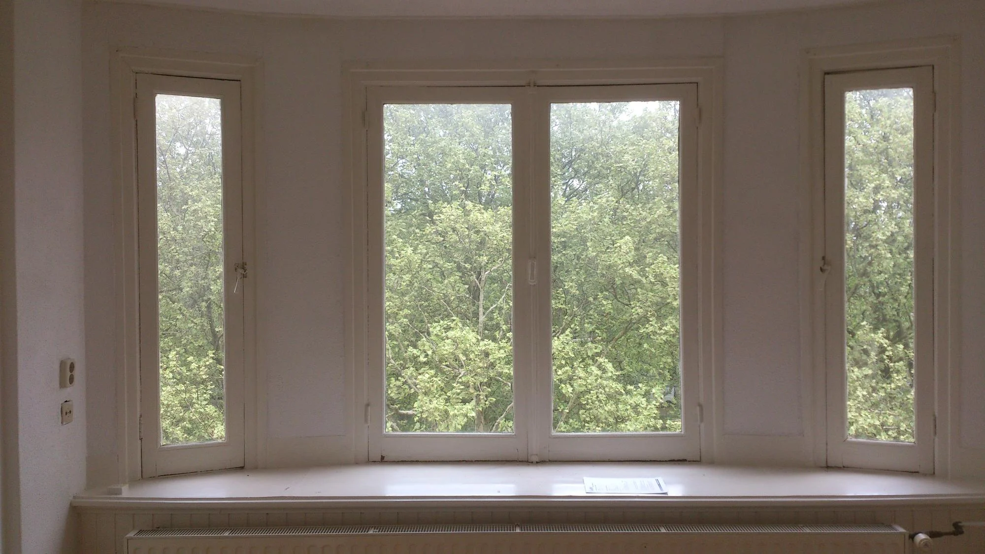 Featured image for “Difference Between Bay and Bow Window: Which is Better for Your Home?”