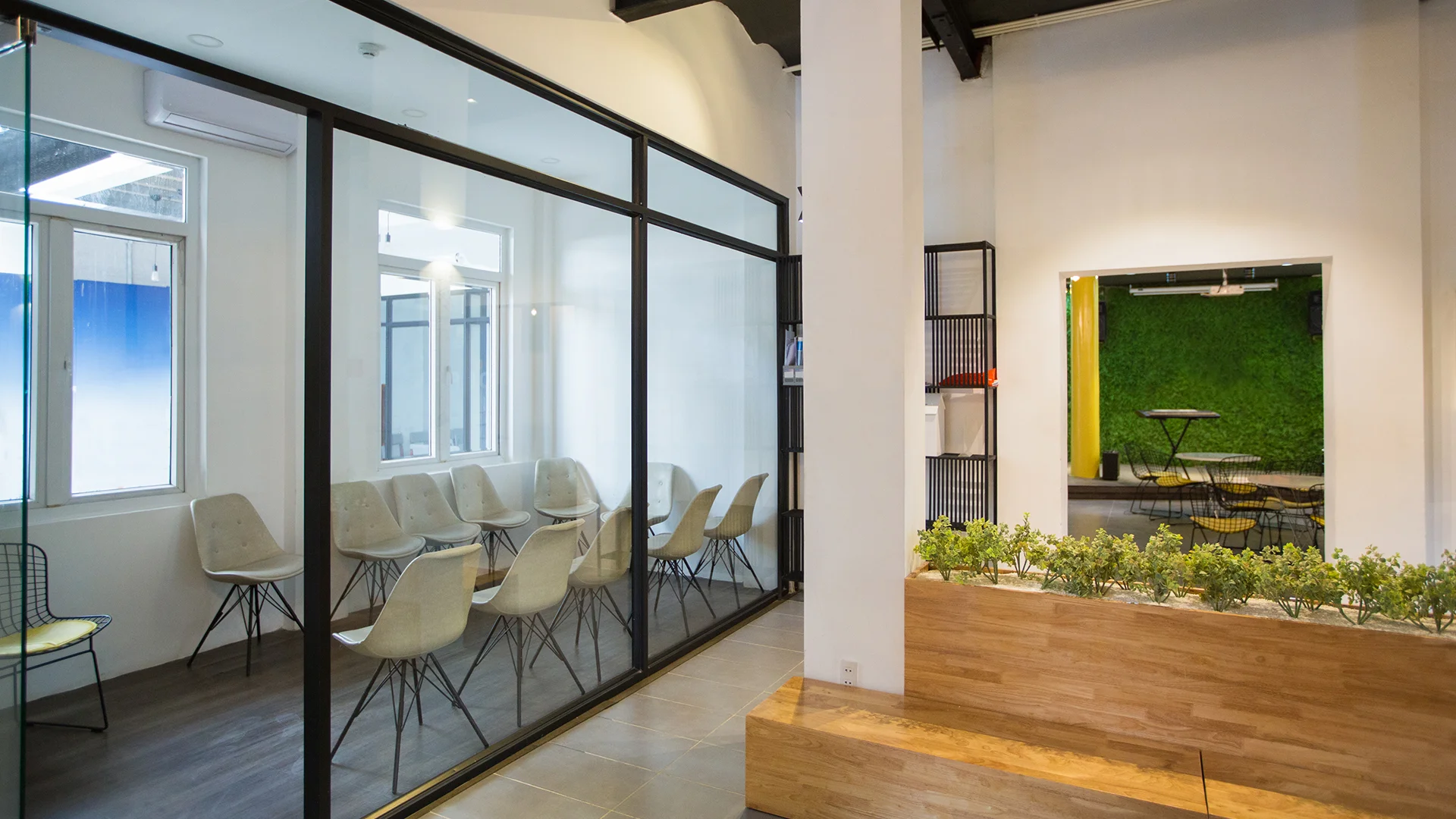 Featured image for “Exploring the Many Benefits of Glass Partition Walls in Modern Offices”